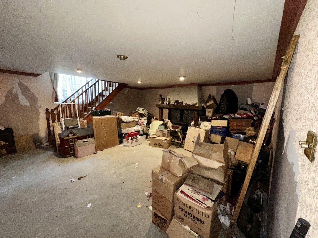 Lot: 145 - THREE-BEDROOM OLD SCHOOL UNIT WITH POTENTIAL - Living Room